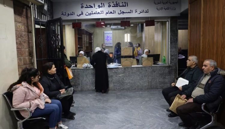 تفاجأت ليلى م، الموظفة السابقة في وزارة التجارة الداخلية في سوريا، باتصالات، تطالبها بدفع غرامات مالية بسبب ما يعرف بـ "جرم ترك العمل"