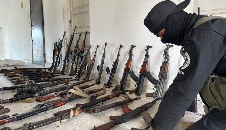 دخلت سوريا مرحلة جديدة بعد سقوط نظام الأسد، تميزت بانتشار غير مسبوق للسلاح وتحولِه إلى ركيزة أساسية في اقتصاد الحرب. هذا المشهد، الذي يجمع بين منطق الطمع وهاجس المظلومية