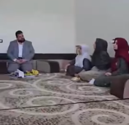 ظهر مصطفى البكور، محافظ السويداء، وهو يلتقي بمختطفات من الطائفة الدرزية، وهو ما أثار تساؤلات حول معرفة السلطات بمكان احتجازهن.