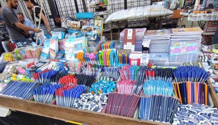 مع اقتراب العام الدراسي الجديد، تواجه العائلات السورية تحديات اقتصادية كبيرة جراء ارتفاع أسعار المستلزمات المدرسية بشكل غير مسبوق