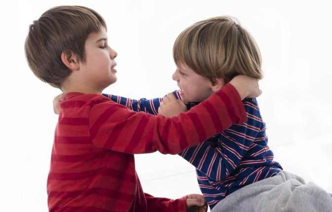 كيف-تتعامل-الأمهات-مع سلوك-الضرب-عند-أطفاله- خبراء-يجيبون.