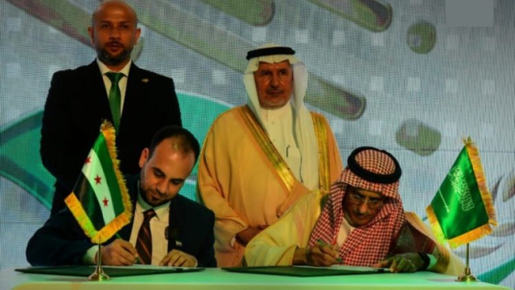 أعلنت المملكة العربية السعودية عن توقيع وتدشين مجموعة من المشاريع الإنسانية والخدمية الجديدة الموجهة إلى سوريا، وذلك عبر مركز الملك سلمان للإغاثة والأعمال الإنسانية، خلال حفل أقيم اليوم الأحد في دمشق، برعاية الرئيس السوري أحمد الشرع. تصريحات المسؤولين وقال مستشار الديوان الملكي السعودي والمشرف العام على المركز، عبد الله بن عبد العزيز الربيعة، في كلمته خلال الحفل: "الجمهورية العربية السورية الشقيقة لم تغب لحظة عن وجدان القيادة السعودية والشعب السعودي، وقد خصص المركز منذ تأسيسه عام 2015 نحو 454 مشروعاً بقيمة تتجاوز 5.25 مليار ريال سعودي، من أصل 281 مليار ريال قدمتها المملكة للشعب السوري". وأضاف الربيعة أن المشاريع الجديدة تستهدف قطاعات "تمثل أولوية ملحّة" تشمل الأمن الغذائي، الصحة، التعليم، المياه والبيئة، الإيواء، والدعم المجتمعي، إضافة إلى إعادة التأهيل، مؤكداً أن هذه الجهود تأتي "إسهاماً في دعم التعافي المبكر وتخفيف معاناة المتضررين واستعادة الخدمات الأساسية". أبرز المشاريع المدشّنة وشملت الحزمة الجديدة عدداً من البرامج والمبادرات، من بينها: 61 مشروعاً تطوعياً يضم أكثر من 45 تخصصاً طبياً وغير طبي داخل سوريا. مشروع تأمين أجهزة الغسيل الكلوي الحديثة ليستفيد منها نحو 51 ألف شخص في جميع المحافظات. مشروع تقديم المساعدات الطبية المنقذة للحياة في مختلف المناطق السورية. الاتفاقيات الجديدة في دمشق كما شهد الحفل توقيع اتفاقيات تعاون مع المركز، تضمنت مشاريع خدمية وتنموية، أبرزها: تأهيل شبكات الصرف الصحي في منطقة القابون بدمشق. إعادة تأهيل الآبار في ريف دمشق، إضافة إلى مشروع "بسمة أمل" لرعاية الأيتام عبر صرف كفالات نقدية في ريف دمشق وحمص وإدلب. دعم سلسلة إنتاج القمح في ريف حلب الشرقي، ومشروع "سبع سنابل" في شمال سوريا لدعم 750 أسرة. إزالة الأنقاض وتأهيل البنية التحتية في محافظتي دمشق وريفها، إلى جانب إعادة تأهيل المقر الخاص بوزارة الطوارئ وإدارة الكوارث. ترميم وتأهيل 34 مدرسة في محافظات حلب وإدلب وحمص. سياق إنساني وتأتي هذه المبادرات في وقت يعاني فيه ملايين السوريين من أزمات إنسانية ومعيشية متفاقمة، حيث تسعى الرياض عبر ذراعها الإغاثي إلى تعزيز الاستجابة الإنسانية وتوفير مشاريع تنموية وخدمية تسهم في تحسين الظروف المعيشية ودعم المجتمعات المحلية.