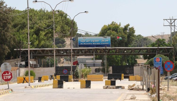 طالب عدد من التجار والصناعيين في محافظة درعا بضرورة إعادة افتتاح المعبر الحدودي القديم المعروف باسم "جمرك درعا–الرمثا"،