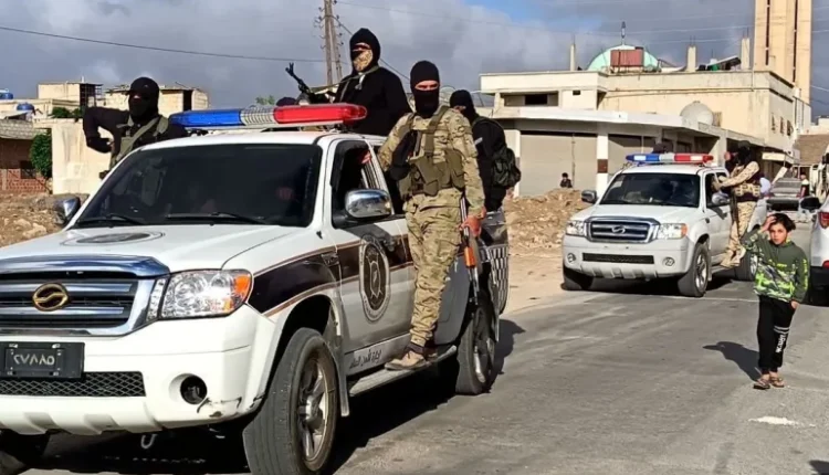 شهدت بلدتا اليادودة والمزيريب في ريف درعا الغربي خلال الفترة الماضية سلسلة من التفجيرات بعبوات ناسفة استهدفت محالاً تجارية، بعد أن تعرض أصحابها لعمليات ابتزاز من قبل مجهولين. وأسفرت هذه الحوادث عن أضرار مادية كبيرة، دون تسجيل إصابات بشرية في معظم الحالات. وكان آخر تلك الحوادث مطلع الشهر الجاري، حين انفجرت عبوة ناسفة أمام محل لبيع الهواتف المحمولة والإكسسوارات في بلدة اليادودة، واقتصرت الأضرار على الممتلكات. مصدر مقرب من مالك المحل كشف أن الأخير تلقى قبل نحو 12 يوماً رسالة عبر تطبيق "واتساب" من رقم أجنبي يطالبه بدفع 10 آلاف دولار تحت تهديد القتل. وأضاف المصدر أن رسالة ثانية وصلت صباح اليوم التالي للتفجير من نفس الرقم، جاء فيها: "حذرتك وخبرتك وما طاوعتني.. اليوم المحل، بكرا رأسك إذا ما دفعت". وتكبد صاحب المحل خسائر بلغت نحو 11 ألف دولار، شملت قيمة البضائع والمعدات الداخلية للمحل. وذكرت مصادر مطّلعة أن حادثة مشابهة وقعت مع مالك صيدلية في بلدة المزيريب، حيث تلقى رسالة تطالبه بدفع 5 آلاف دولار، وبعد رفضه استهدفت صيدليته بعبوة ناسفة منتصف آب الماضي، تلتها محاولة تفجير أخرى أمام منزل أحد أقاربه، في محاولة لمزيد من الضغط والتهديد. وأشار الناشط الإعلامي باسل غزاوي إلى أن هذه العمليات تنفذها عصابات مسلحة منظمة تعتمد الابتزاز والتخويف للحصول على مبالغ مالية، وأنها ليست أعمالاً عشوائية، بل مجموعات تعمل بتنسيق وخبرة مسبقة في رصد الأهداف ومتابعتها. كما لفت إلى احتمال تورط عناصر من تنظيم الدولة (داعش) الذين دخلوا مؤخراً إلى محافظة درعا مستفيدين من الوضع الأمني المتأزم. ولفت غزاوي إلى أن التفجيرات غالباً ما تُنفذ بهدف إلحاق أضرار مادية دون تعريض حياة المدنيين للخطر المباشر، وتحدث غالباً في ساعات متأخرة من الليل، بينما تعتمد الرسائل التهديدية أرقاماً أجنبية وتستخدم الإنترنت بشكل محدود خلال النهار. وعلى صعيد الاستجابة الأمنية، أشارت مصادر مطلعة إلى ضعف التدخل من قبل الجهات الأمنية المحلية، حيث لم يتم اتخاذ إجراءات وقائية أو متابعة فعالة للتهديدات التي تلقاها المتضررون، مما أثار قلق السكان من توسع الفلتان الأمني في المنطقة. من جانبه، أكد مسؤول أمني في المزيريب أن التفجيرات تمثل جرائم منظمة تهدف إلى نشر الفوضى وزعزعة صورة الدولة، مشيراً إلى أن بعض هذه المجموعات كانت مرتبطة سابقاً بأجهزة استخبارات النظام السابق. وأوضح أن الأمن الداخلي اتخذ خطوات احترازية، منها تركيب كاميرات مراقبة وإحباط محاولات تفجير أخرى، لكنه شدد على عدم الإفصاح عن التفاصيل حفاظاً على سير التحقيقات. ويشير تقرير حقوقي صادر عن مكتب تجمع أحرار حوران للنصف الأول من عام 2025 إلى استمرار حالة الفلتان الأمني في درعا منذ عام 2018، حيث قُتل 217 شخصاً خارج نطاق القانون، بينهم 52 ضحية عمليات اغتيال ومحاولة اغتيال، و47 آخرون نتيجة جرائم جنائية، إضافة إلى 21 حالة اختطاف انتهت بمقتل 10 مختطفين والإفراج عن 10 آخرين، ولا يزال شخص واحد قيد الاختطاف. وتثير هذه الأحداث المخاوف من استمرار توتر الوضع الأمني في ريف درعا الغربي، وتأثيره على استقرار السكان وثقتهم بالجهات الأمنية المحلية.