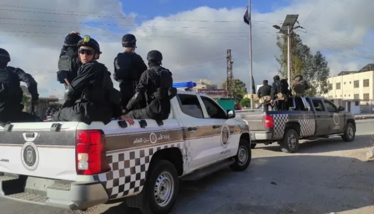 أصدرت قيادة الأمن الداخلي في محافظة درعا، اليوم السبت، تعليمات جديدة تحدد ضوابط حمل السلاح واستخداماته، مؤكدة أن المخالفين سيخضعون لإجراءات قانونية رادعة.