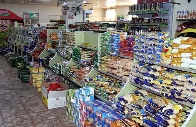 تشهد أسواق مدينة حلب منذ أشهر حالة من التذبذب الواضح في الأسعار، مع ارتفاع مستمر في المواد الغذائية الأساسية والسلع الاستهلاكية