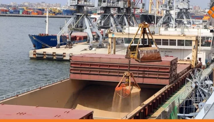 أعلنت محافظة طرطوس عن وصول باخرتي قمح إلى مرفأ المدينة لصالح المؤسسة السورية للحبوب، في خطوة تهدف إلى دعم المخزون