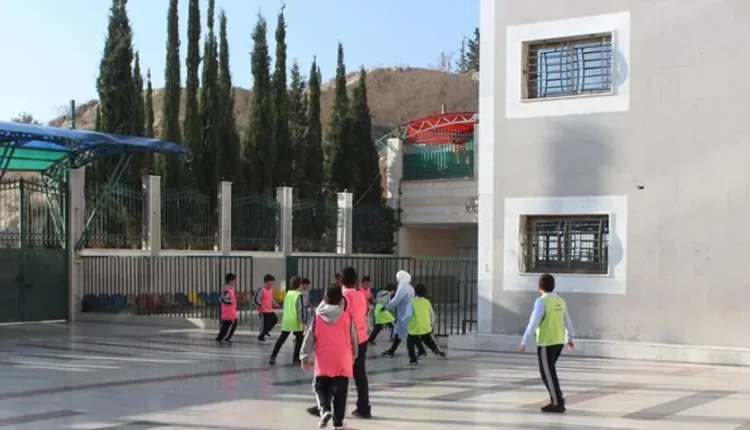 أعلنت وزارة التربية والتعليم السورية، الأربعاء، أن المرسوم الرئاسي الذي يسمح بترخيص المؤسسات التعليمية الدولية الخاصة يهدف إلى توسيع فرص التعليم