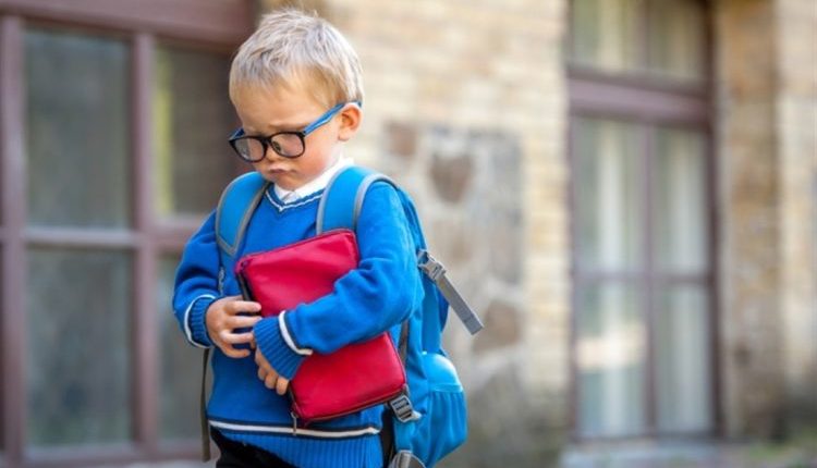 طفلك-يرفض-الذهاب-إلى-المدرسة-5-أسباب-وحلول
