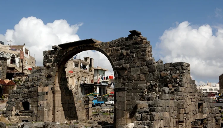 أثار قرار اللجنة القانونية العليا في محافظة السويداء القاضي بتجميد عمل نقابة المعلمين حتى إشعار آخر، موجة واسعة