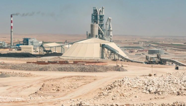 تعيش صناعة الإسمنت في سوريا واحدة من أعقد مراحلها منذ سقوط النظام، مع توقف معظم المعامل الحكومية عن العمل، واعتماد السوق بشكل شبه كامل على الإسمنت المستورد القادم من تركيا ومصر والأردن والسعودية