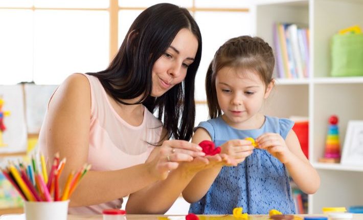 8-استراتيجيات-لتحويل-المدرسة-إلى-ملاذ-آمن-ومشرق-لطفل-التوحد