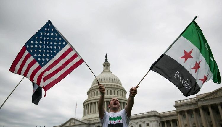 أعلنت وزارة الأمن الداخلي الأمريكية إلغاء برنامج “الحماية المؤقتة” (TPS) الممنوح للسوريين المقيمين على أراضيها منذ أكثر من عقد، معتبرة أن “الظروف في سوريا لم تعد تحول دون عودتهم”.