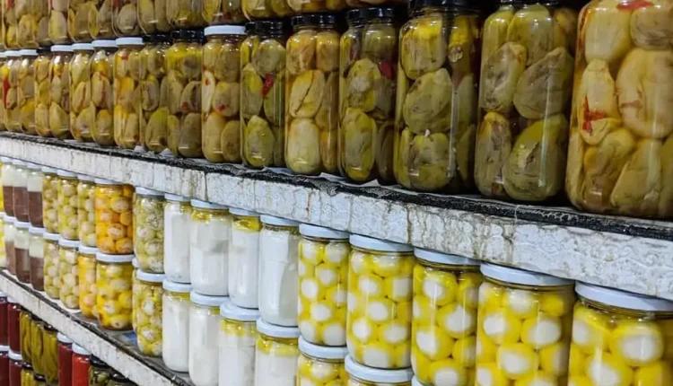 مع اقتراب فصل الشتاء، تعود رائحة "المونة" التقليدية لتغمر أحياء حلب وريفها شمالي سورية، حيث تنشغل نساء كثيرات بتحضير المؤن المنزلية من المربيات والمخللات