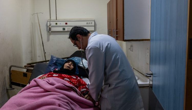 تواصل معاناة مئات الأطباء المقيمين، بعد مرور أكثر من عشرة أشهر على انقطاع رواتبهم، دون صدور أي قرار رسمي ينظم أوضاعهم