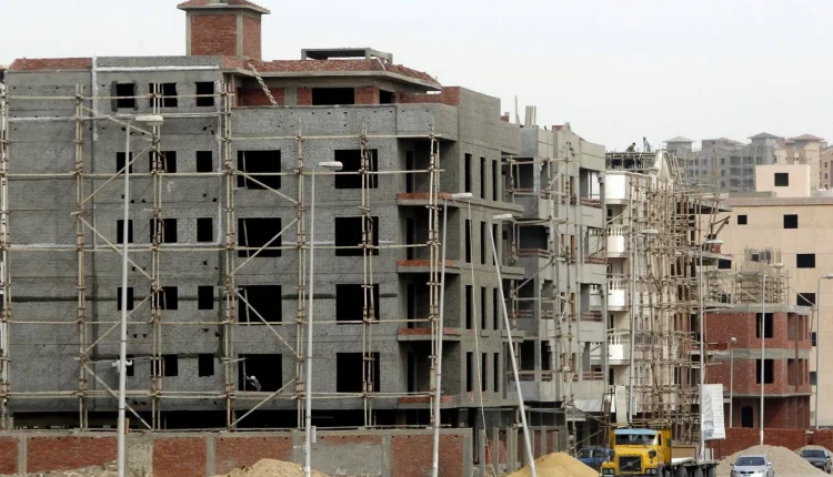 لم يعد حلم امتلاك منزل في سوريا مؤجلاً بل تحوّل إلى أزمة معقّدة تتقاطع فيها أوضاع الدخل المنخفض مع ارتفاع غير مسبوق في أسعار العقارات