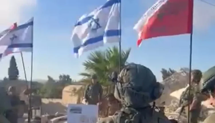 ظهر جنود من قوات الاحتلال الإسرائيلي، وهم يرفعون العلم الإسرائيلي ويؤدون "النشيد الإسرائيلي" (هتيكفا)، في ساحة العلم وسط مدينة القنيطرة.