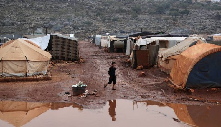 تشهد مناطق شمال غربي سوريا موجة نزوح عكسية متصاعدة، إذ اضطرت عشرات العائلات إلى مغادرة المدن والمناطق المستقرة نسبياً والعودة إلى المخيمات