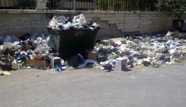 تداول ناشطون قراراً صادراً عن مجلس مدينة اللاذقية يقضي بـ فصل 78 موظفاً وموظفة، غالبيتهم من عمال النظافة والحدائق.