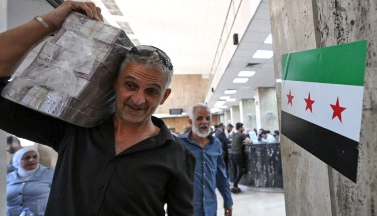 كشف خبير اقتصادي سوري عن وجود فاقد نقدي ضخم في سوريا يُقدّر بأكثر من 40 تريليون ليرة سورية من الكتلة النقدية المتداولة