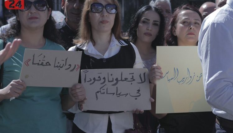 شهدت السويداء، وقفة احتجاجية نظمها موظفون في قطاع التربية، احتجاجًا على تأخر صرف رواتبهم لأكثر من ثلاثة أشهر تحت شعار: الراتب حق وليس صدقة.