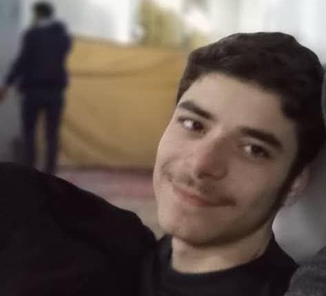 شهدت مدينة التل في ريف دمشق حادثة مأساوية أسفرت عن مقتل طالب في المرحلة الثانوية وإصابة زميله بالشلل الدائم، جراء رصاصة طائشة.