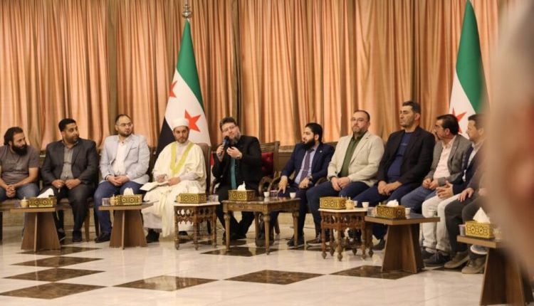 أثار اجتماع عقدته مديرية الشؤون السياسية في حلب يوم أمس، موجة من التساؤلات والجدل بين متابعي صفحات المحافظة