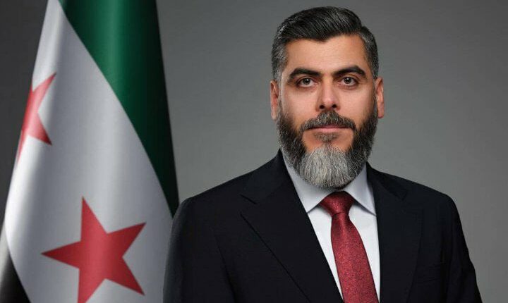 عاد الجدل مجدداً حول التعيينات الحكومية في سوريا بعد أن تصدّر اسم محمد عمر قديد، المعروف باسم “أبو عبد الرحمن الزربة”