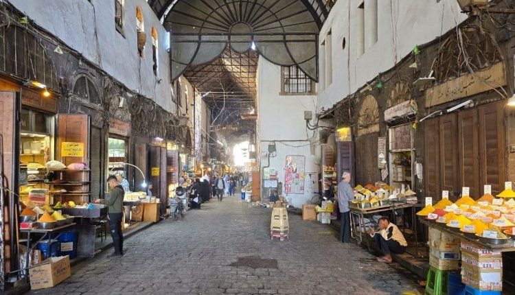 يشهد سوق البزورية في دمشق القديمة توتراً بين تجّاره ومحافظة دمشق، على خلفية حملة واسعة تنفّذها الأخيرة لإزالة “الإشغالات المخالفة”