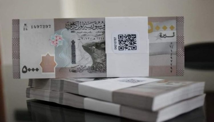تشهد الليرة السورية مقابل الدولار الأميركي تقلبات ملحوظة في السوق السوداء، وسط حالة من الترقب والقلق في الأسواق المالية السورية.