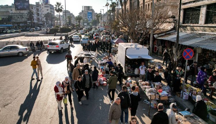 إشغال الأرصفة السورية يتحول لمساحات تجارية ضعف الرقابة والاستمرارية غياب الحلول المستدامة البناء الهندسي العشوائي