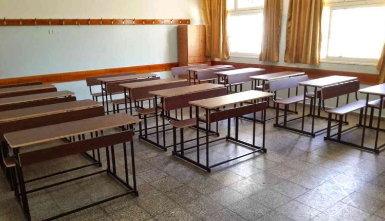 أطلقت وزارة التربية والتعليم السورية مشروعًا جديدًا لإنتاج المقاعد المدرسية في مختلف المحافظات، بمشاركة طلاب ومعلمي التعليم المهني