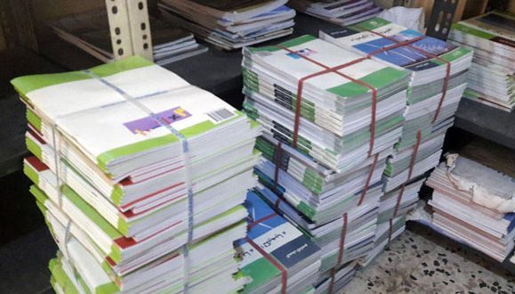 بعد مرور أكثر من شهر على انطلاق العام الدراسي 2025–2026، لا يزال طلاب في المحافظات السورية يواجهون أزمة حادة في تأمين الكتب