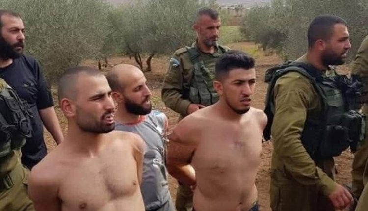 أثار تداول صور صادمة لعناصر من الأمن العام وهم عراة بالكامل بعد اعتقالهم من قبل جيش الاحتلال الإسرائيلي في ريف درعا، موجة استياء وغضب واسع