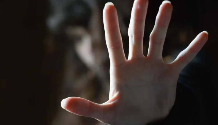 تشهد سوريا، تصاعدًا مقلقًا في حالات اختطاف النساء والفتيات واغتصابهن وتعنيفهن، في ظل الانفلات الأمني وتعدد الجهات المسلحة على الأرض