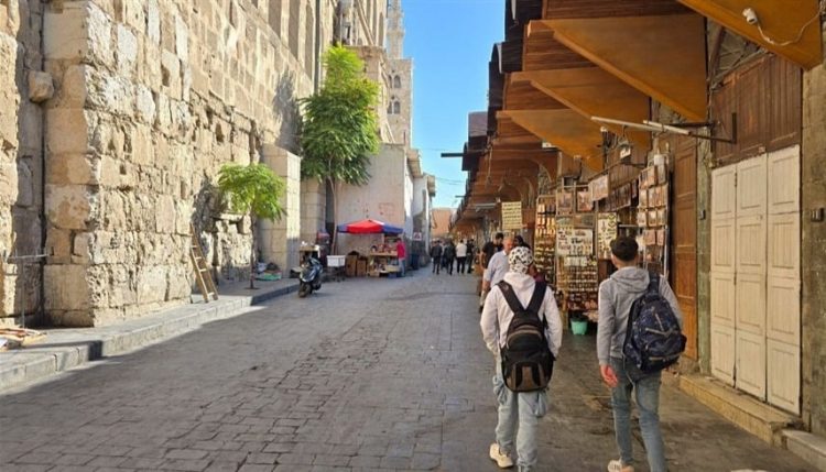 أثار القرار الأخير الصادر عن المكتب التنفيذي لمجلس محافظة دمشق، والقاضي بتحديد أوقات فتح وإغلاق المحال والأسواق التجارية