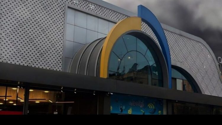 أعلنت إدارة “أرينا مول” في مدينة حلب أنها ستعيد افتتاح المول يوم السبت 11 تشرين الأول، بعد التوصل إلى حل للقضية التي شغلت الرأي العام