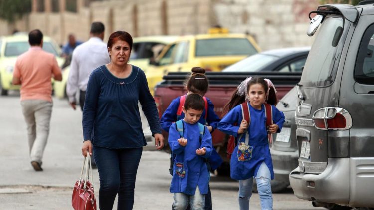 تتعمّق أزمة التعليم في مناطق شمال وشرق سوريا الخاضعة لسيطرة "الإدارة الذاتية"، بعد أن أغلقت الأخيرة عدداً من المدارس المسيحية