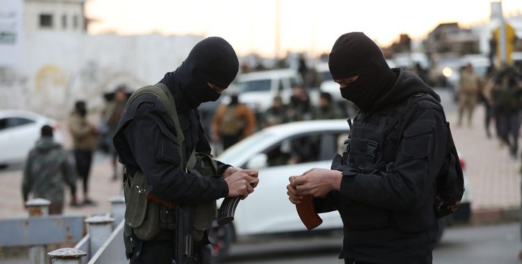 سوريا صحيفة نيويورك تايمز الأميركية الاضطرابات الطائفية والعرقية لم تستثنِ أي مجتمع ديني أو عرقي بعد سقوط نظام بشار الأسد.