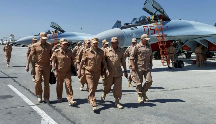 قال مصدر مقرب من الرئاسة الروسية إن روسيا استأنفت رحلاتها العسكرية إلى سوريا بعد توقف دام نحو ستة أشهر، لتعزيز وجودها العسكري في المنطقة.