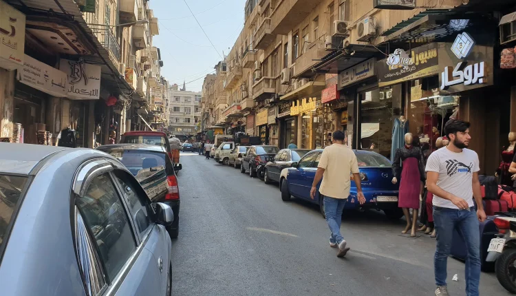 تشهد مدينة صحنايا بريف دمشق، المعروفة بازدحامها السكاني وحركتها التجارية المستمرة ليلاً ونهاراً، موجة غير مسبوقة من ارتفاع إيجارات