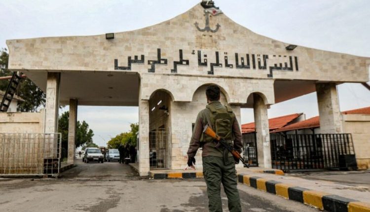 تعيش سوريا اليوم واقعًا اقتصاديًا منقسمًا على ذاته، يتجلى بوضوح في تباين السياسات الجمركية بين الحكومة في دمشق والإدارة الذاتية