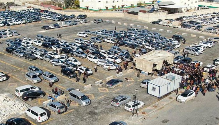 تعيش مدينة الرقة حالة من الارتباك المروري والإداري بعد قرارات جديدة أصدرتها "الإدارة الذاتية" تقضي بفرض رسوم جمركية وتسجيل على السيارات