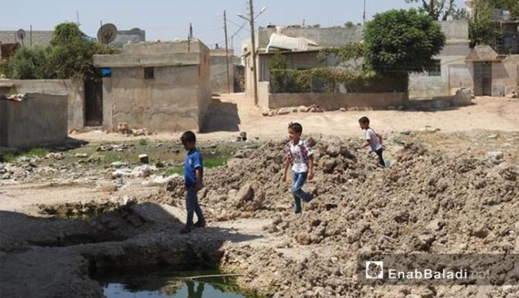في أحياء شمال غربي سورية التي ما زالت أنقاضها شاهدة على آثار الحرب، يواجه الأهالي واقعاً بيئياً وصحياً متدهوراً، بعد أن تحولت الحفر الصحية