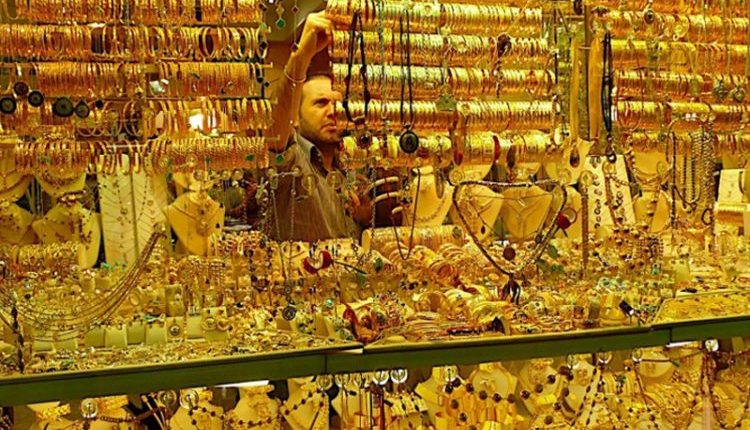يشهد سوق الذهب حالة من الارتباك والفوضى، نتيجة تفاوت واسع بين النشرة الرسمية الصادرة عن نقابة الصاغة وأسعار البيع الفعلية في محلات الذهب