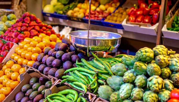 حذّر عضو لجنة مصدّري الخضار والفواكه في سوق الهال بدمشق، محمد العقاد، من خطورة السماح باستيراد البرتقال الأسواق السوري