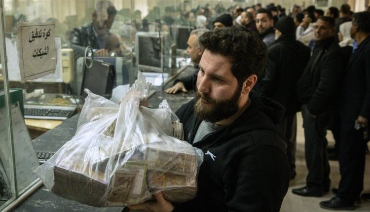 القيود على السحب من البنوك، خلقت بيئة غير مسبوقة دفعت بعض المودعين إلى اللجوء إلى سوق بيع الأرصدة المجمدة للحصول على سيولة نقدية.