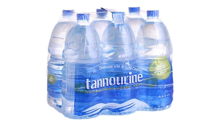 أثار فيديو يُظهر شاحنة تنقل كميات من مياه تنورين المعدنية داخل سوريا، حالة من الجدل والقلق بشأن سلامة المياه وصلاحيتها للاستهلاك البشري