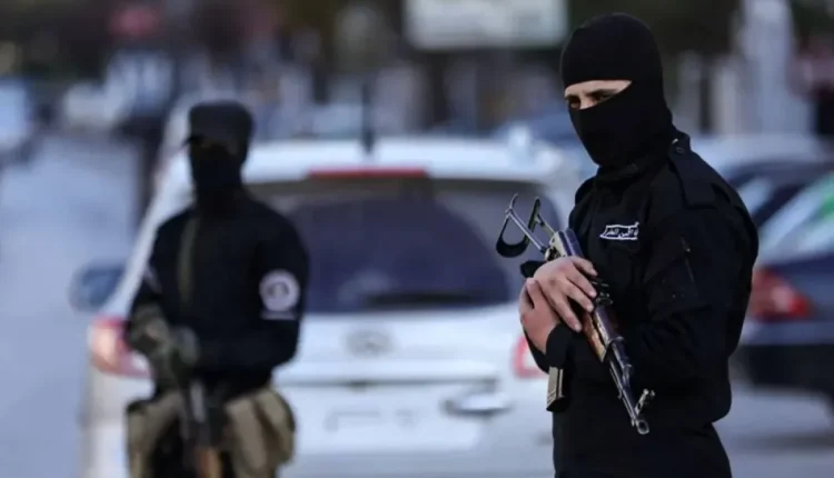 تشهد مدينة اللاذقية، تصاعدًا في حوادث السرقة والسطو المسلح، وسط شكاوى الأهالي من انفلات أمني حاد، وتراجع واضح في استجابة الجهات الرسمية.