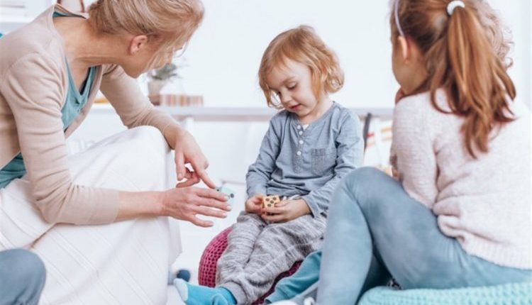 مفتاح الثقة-خطوات-تدريجية-لاحتضان-ودعم-الطفل-الخجول-اجتماعياً